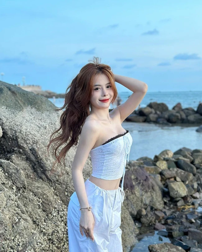 Hà Môi lộ rõ tâm cơ lấn sân showbiz, lộ diện chặt chém tại cuộc thi Hoa hậu - Hình 9