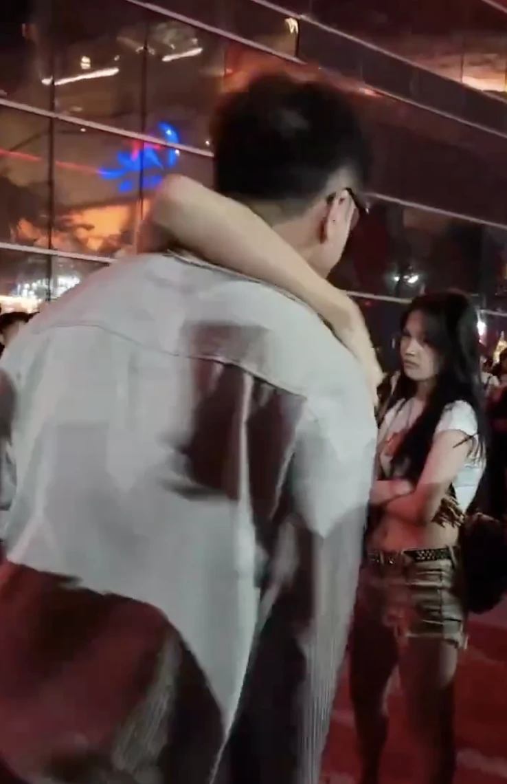 The young man made his lover jealous to go to a concert with a strange boy, a surprising truth - Photo 2