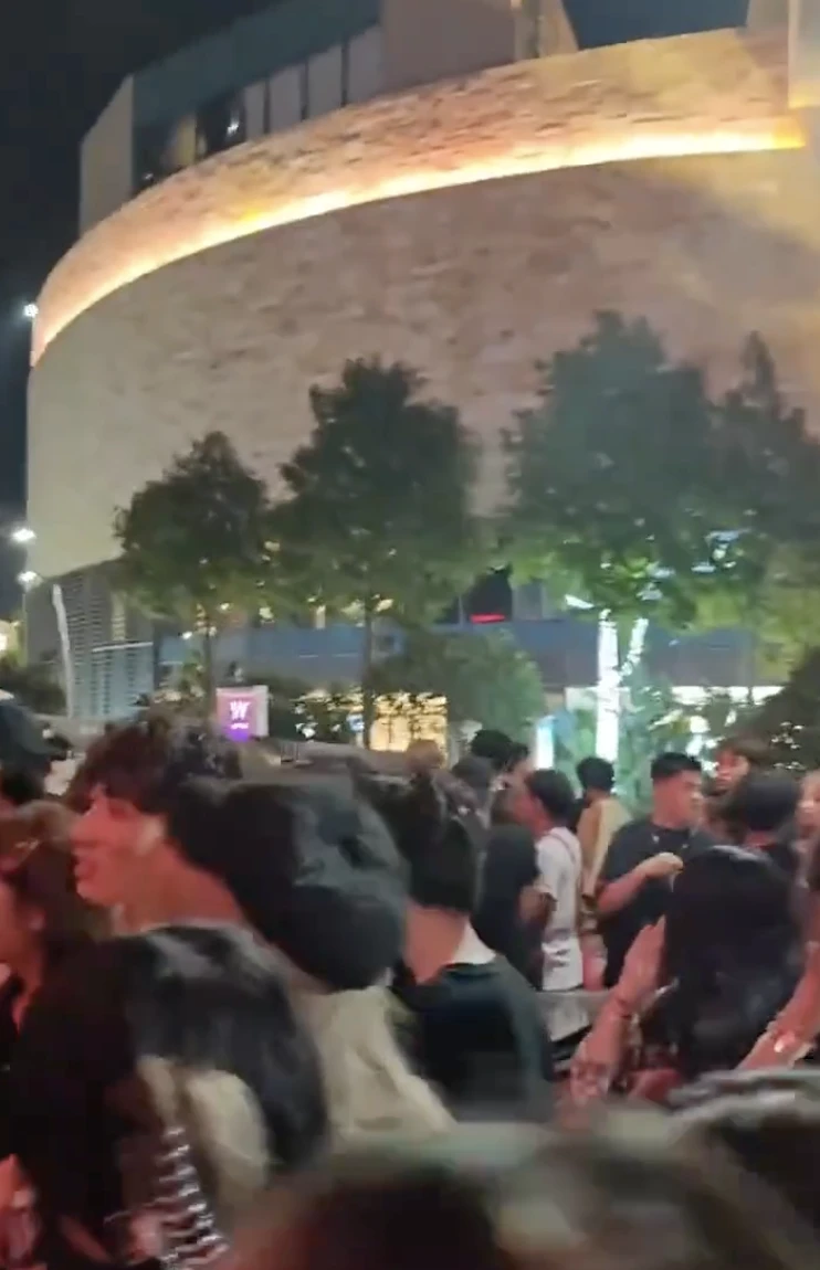 The young man made his lover jealous to go to a concert with a strange boy, a surprising truth - Photo 3
