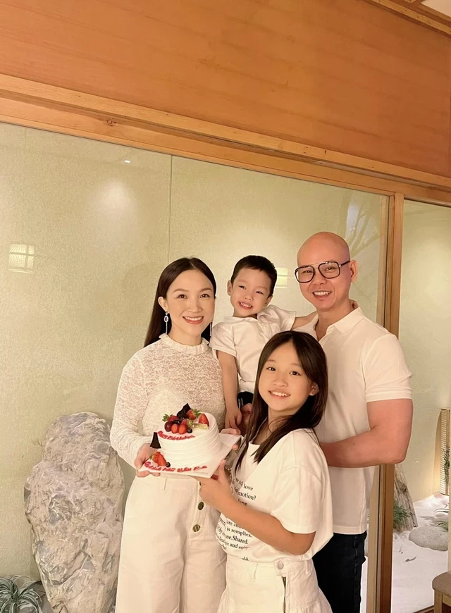 Phan Đình Tùng: Chuẩn bị đi tu thì gặp vợ kém 12 tuổi, sống khỏe nhờ 1 bài hit? - Hình 6