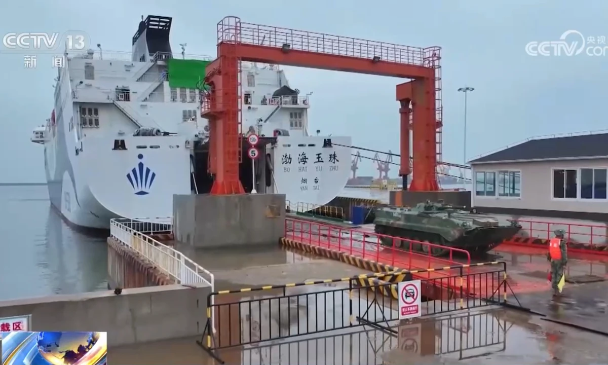 PLA huấn luyện dùng phà dân sự vận chuyển vũ khí xuyên biển - Hình 1