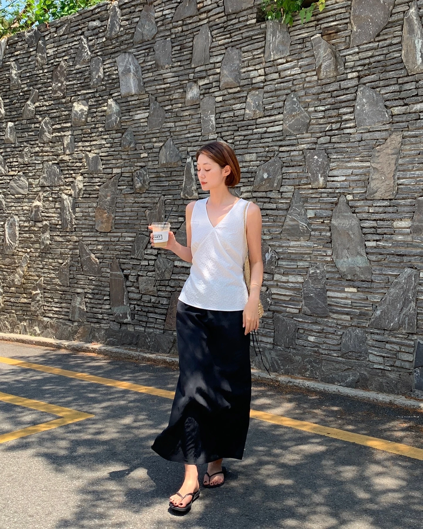 Quý cô tóc ngắn mặc đẹp với toàn bộ cánh đơn giản, nàng không thích phối đồ cầu kỳ nên tham khảo - Hình 2