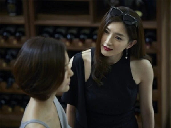 Thấy cô thư ký xinh đẹp tìm cách quyến rũ mình, chồng em nhanh trí nói một câu khiến cô ả ê chề bỏ chạy - Hình 1