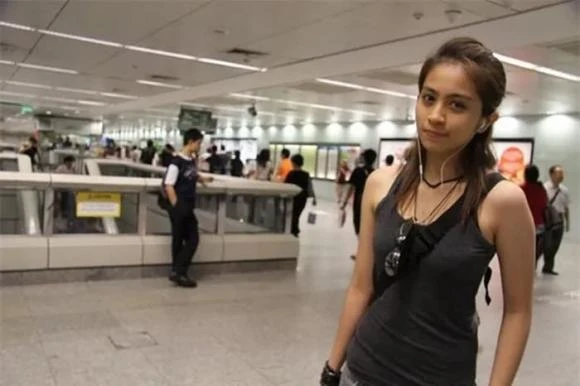 Gil Lê lộ ảnh quá khứ: Tóc để dài, áo dài thướt tha, nóng mắt với áo xẻ sâu - Hình 6