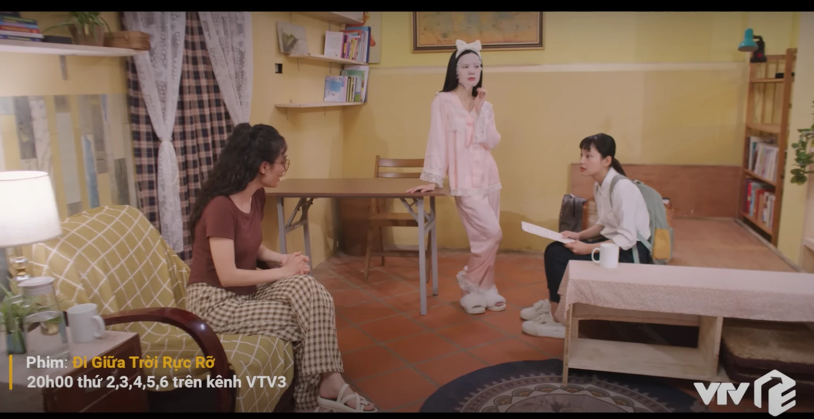Hoàng Khánh Ly: Chị cả cùng phòng Pu, đời thực đẹp hơn phim, mê mẹ ruột Chải - Hình 1