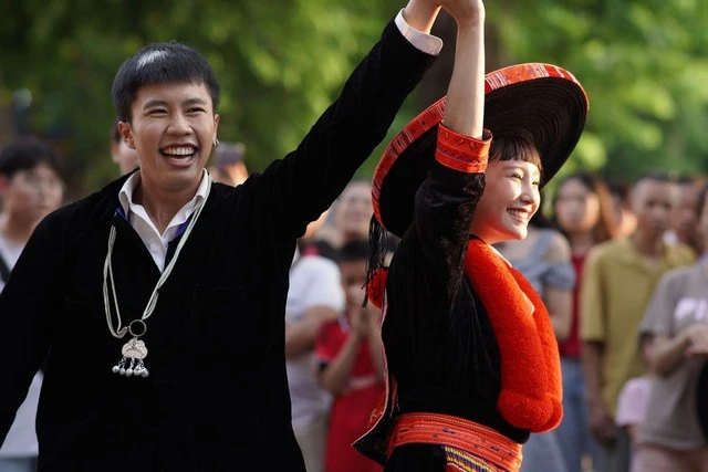 Đi Giữa Trời Rực Rỡ: Chải và Pu lắm chiêu trò, đùa giỡn khán giả gây bức xúc - Hình 6