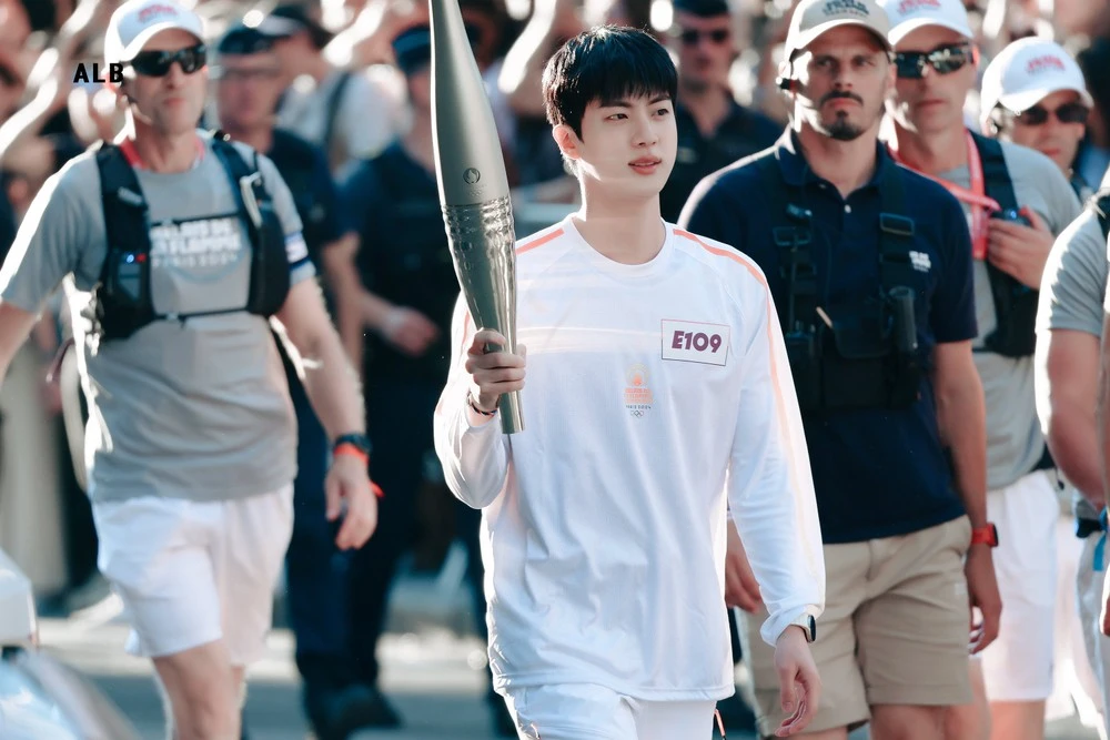Jin bị bào để mang về hợp đồng béo bở, JungKook hớt tay trên fan cay cú? - Hình 9