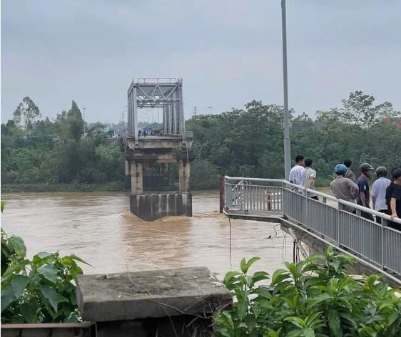 Lời kể thanh niên ôm cây chuối thoát nạn vụ cầu Phong Châu, xuất hiện người hùng - Hình 3