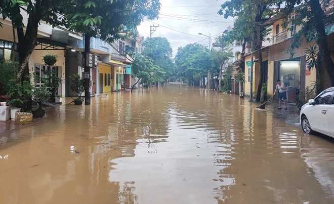 Miền Bắc ngập trong nước lũ, xé lòng lời kêu cứu, nhà 2 tầng cũng không thoát - Hình 3