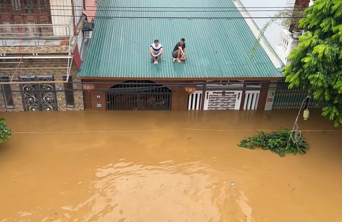 Miền Bắc ngập trong nước lũ, xé lòng lời kêu cứu, nhà 2 tầng cũng không thoát - Hình 1