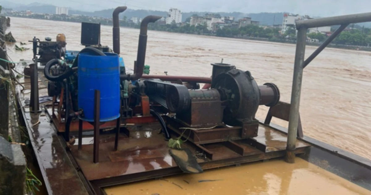 Người hùng vượt lũ chặn 2 tàu vô chủ trôi giữa nước, cảm kích cú nhảy định mệnh - Hình 6