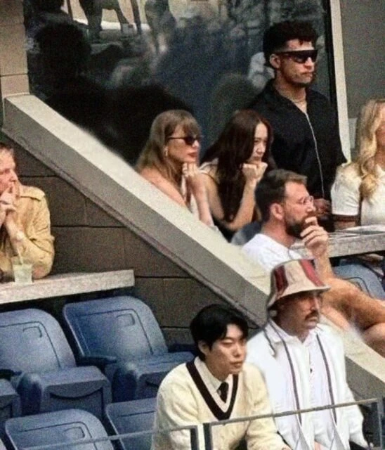 Taylor Swift bị bạn trai bỏ rơi giữa SVĐ, công khai đối đầu ông Trump? - Hình 3