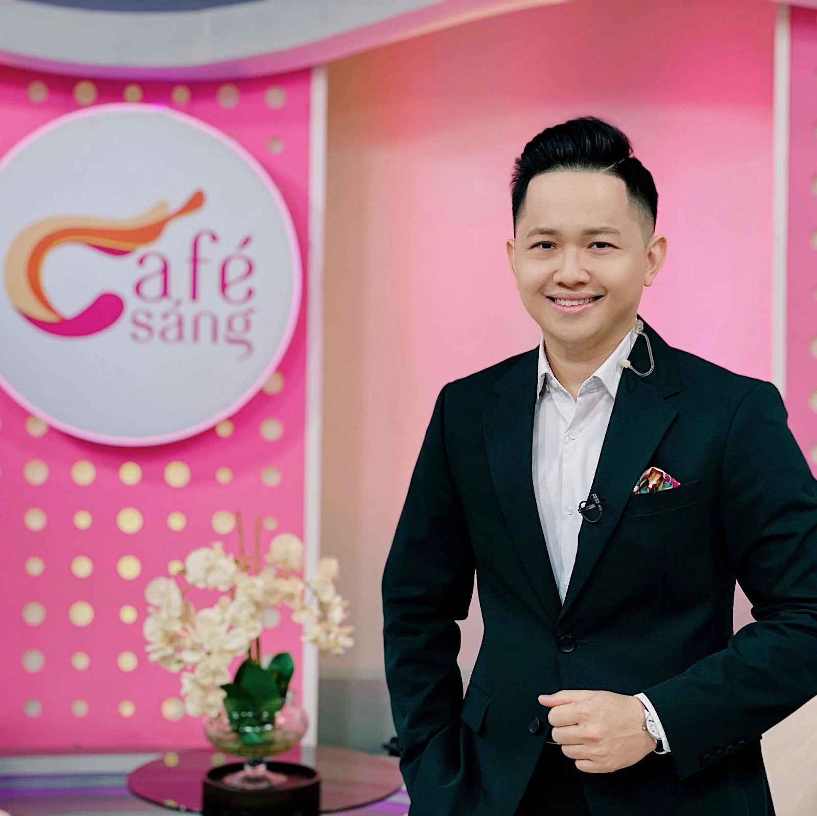 Hoàng Quân MC thế hệ mới của VTV3, lộ bà xã bằng tuổi xinh như hotgirl - Hình 1