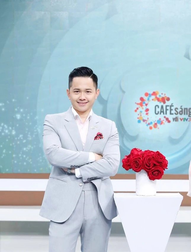 Hoàng Quân MC thế hệ mới của VTV3, lộ bà xã bằng tuổi xinh như hotgirl - Hình 5