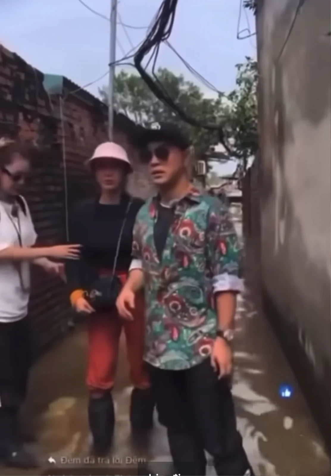 Quế Vân, vợ chồng Ưng Hoàng Phúc đi thuyền cứu trợ khu nhà giàu Hà Nội - Hình 5