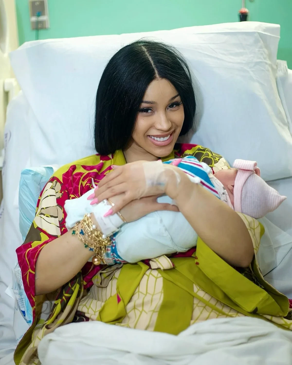 Cardi B vượt cạn thành công, hạ sinh em bé thứ 3 giữa quá trình ly dị chồng - Hình 1