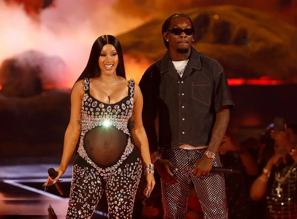 Cardi B vượt cạn thành công, hạ sinh em bé thứ 3 giữa quá trình ly dị chồng - Hình 3