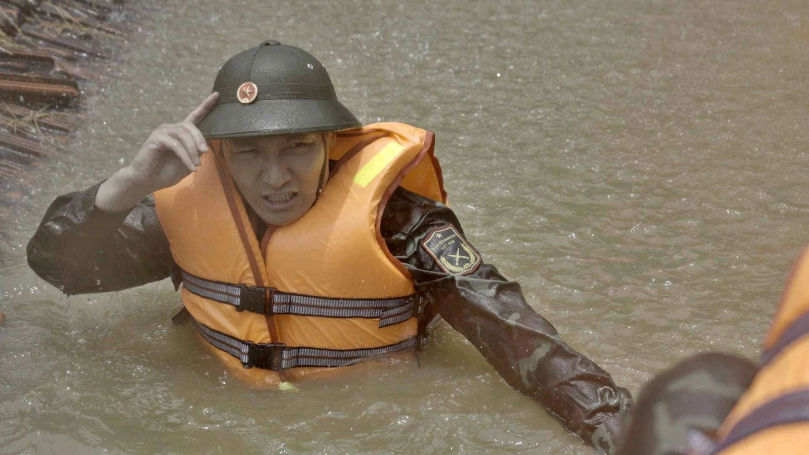 Không thời gian: tái hiện bão lũ miền Bắc,bộ đội vật lộn cứu dân lấy đi nước mắt - Hình 7