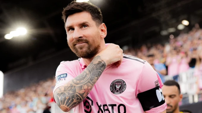 Messi tạt gáo nước lạnh vào mặt Ronaldo, tiễn một đối thủ ra về ngay khi trở lại - Hình 3