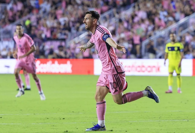 Messi tạt gáo nước lạnh vào mặt Ronaldo, tiễn một đối thủ ra về ngay khi trở lại - Hình 6