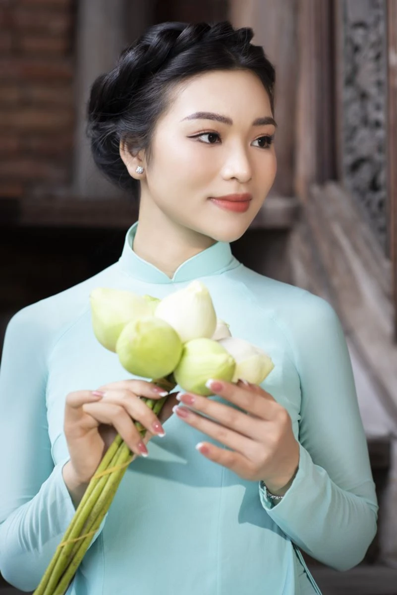 Ngọc Thuý: Cô gái triệu view bị đồn yêu Lý Hùng, giờ viên mãn bên chồng tiến sĩ - Hình 1