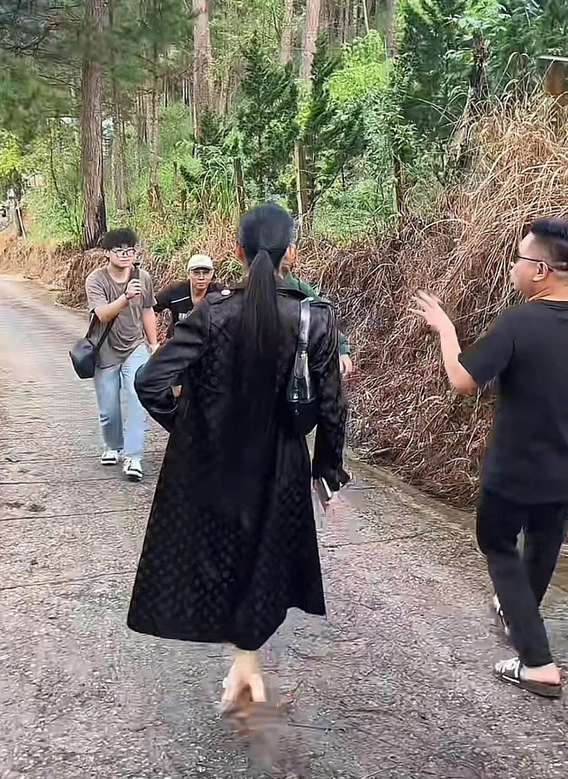 Nhất Dương về Trung Quốc đổi nghề dẫn tour, Hằng Du Mục nhờ hết vào con trai - Hình 7