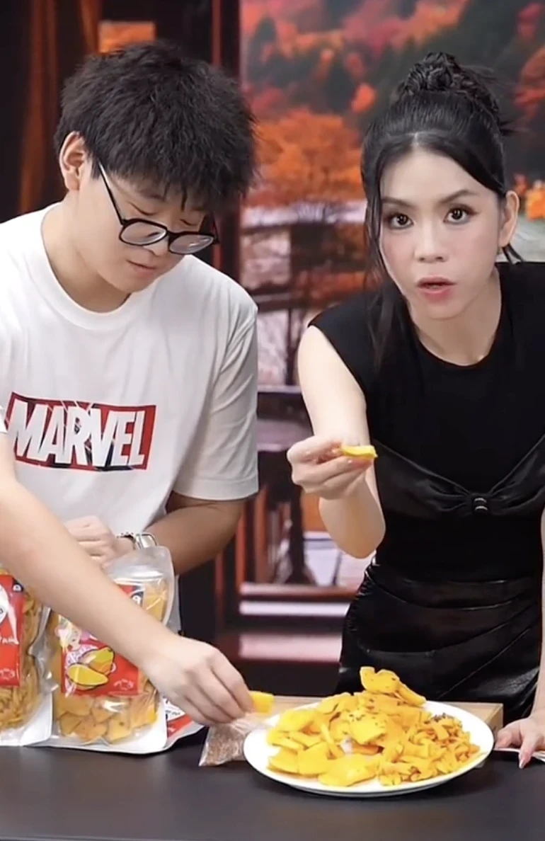 Nhất Dương về Trung Quốc đổi nghề dẫn tour, Hằng Du Mục nhờ hết vào con trai - Hình 1