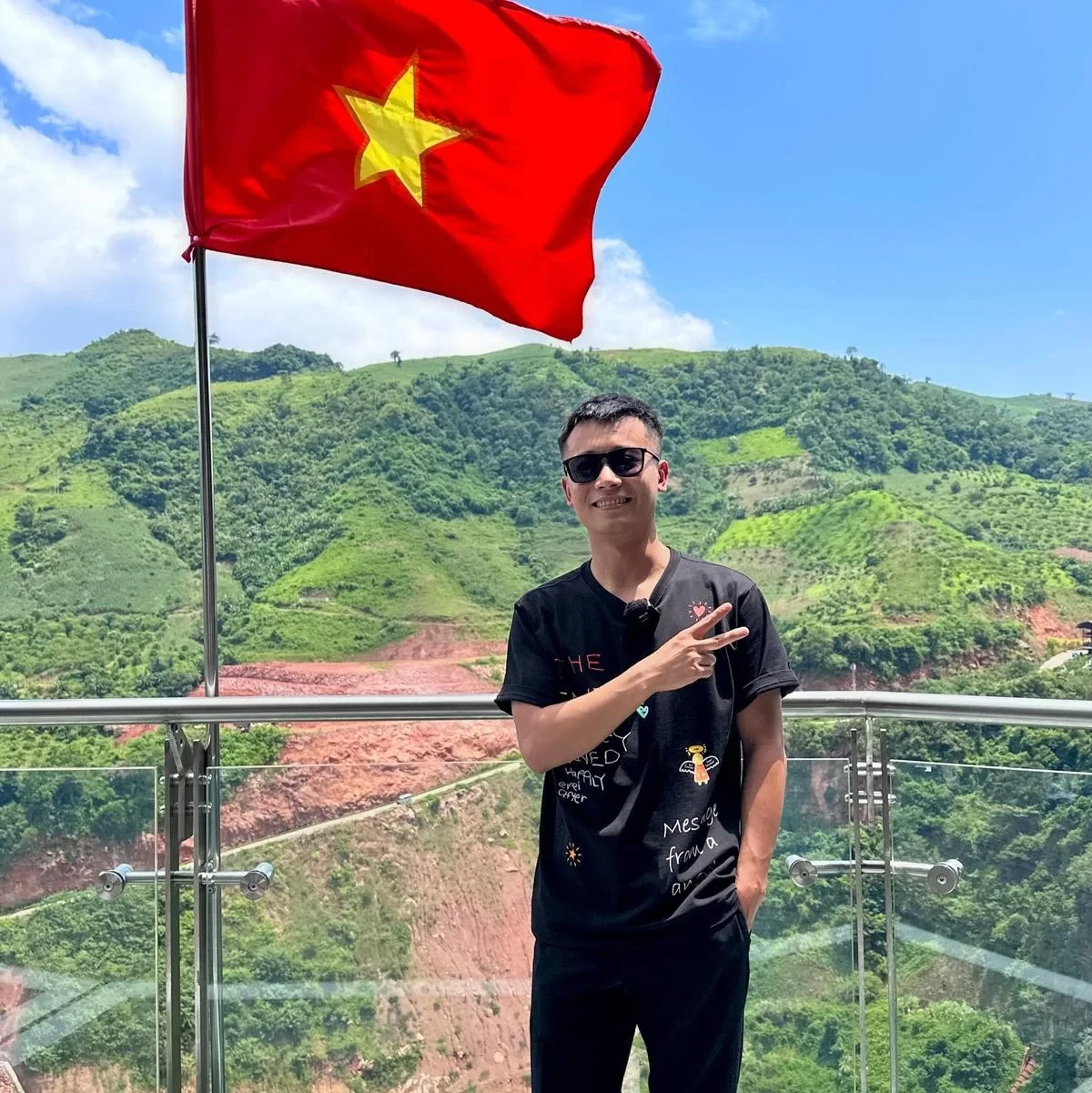 Quang Linh Vlogs mang bữa cơm đầu tiên sau bão cho 1 trường học, CĐM xé lòng - Hình 5