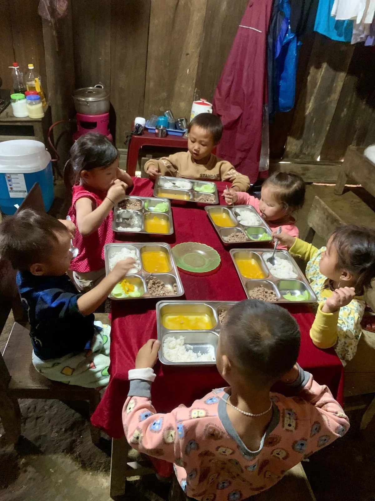 Quang Linh Vlogs mang bữa cơm đầu tiên sau bão cho 1 trường học, CĐM xé lòng - Hình 3