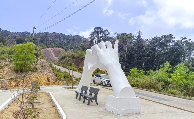 Bình Định: Xã đặc biệt nghèo chi nửa tỷ xây tượng 2 bàn tay trắng, kiểm điểm - Hình 3