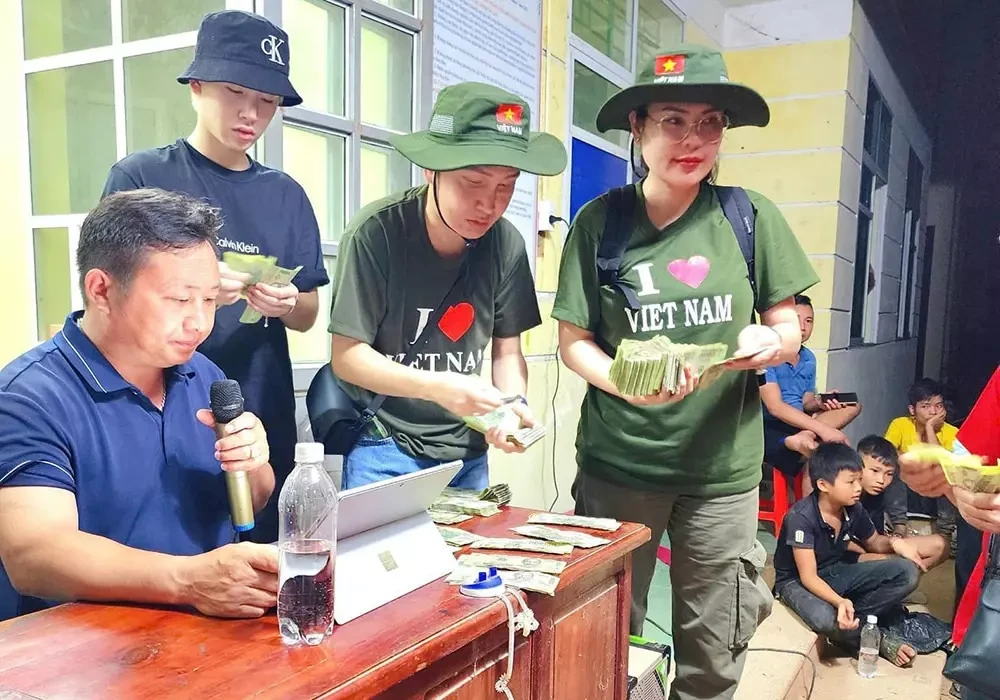 Vũ Luân - Phương Lê lên Lào Cai cứu trợ, có hành động khiến ai nấy tấm tắc khen - Hình 2