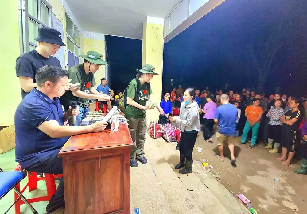 Vũ Luân - Phương Lê lên Lào Cai cứu trợ, có hành động khiến ai nấy tấm tắc khen - Hình 3