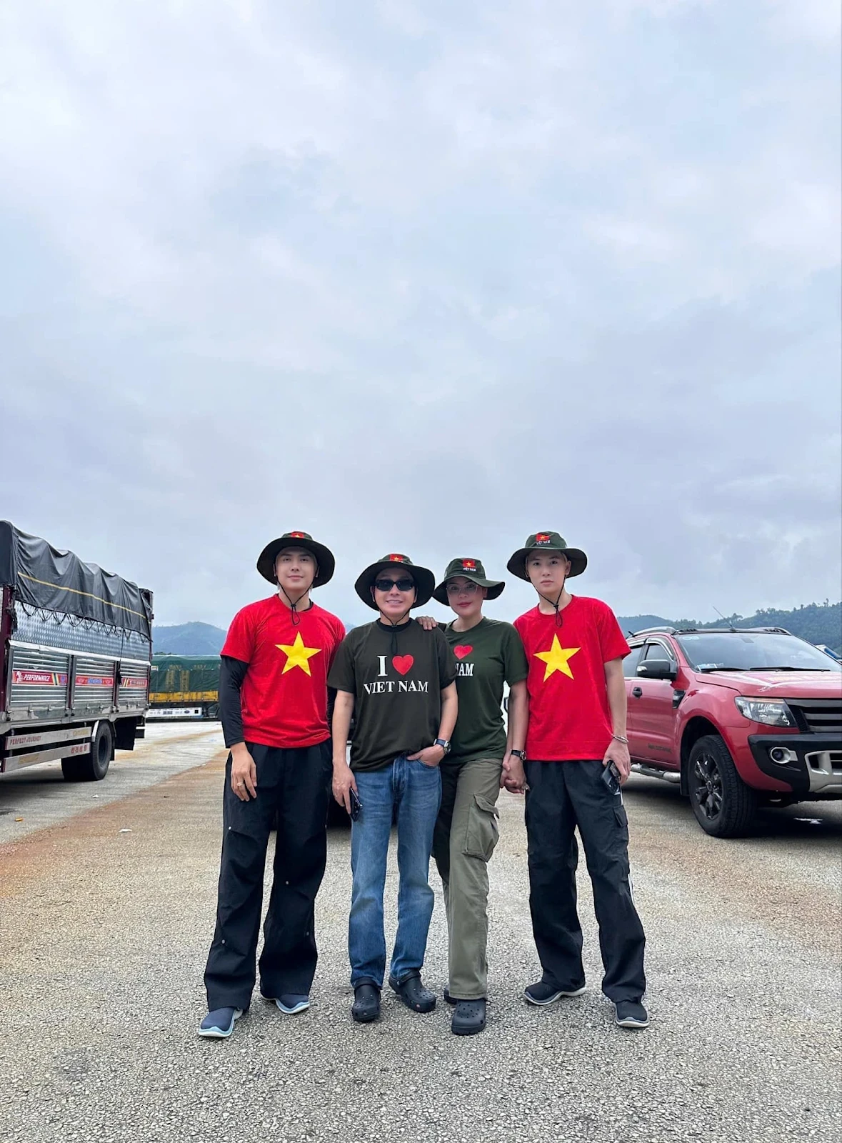 Vũ Luân - Phương Lê lên Lào Cai cứu trợ, có hành động khiến ai nấy tấm tắc khen - Hình 6