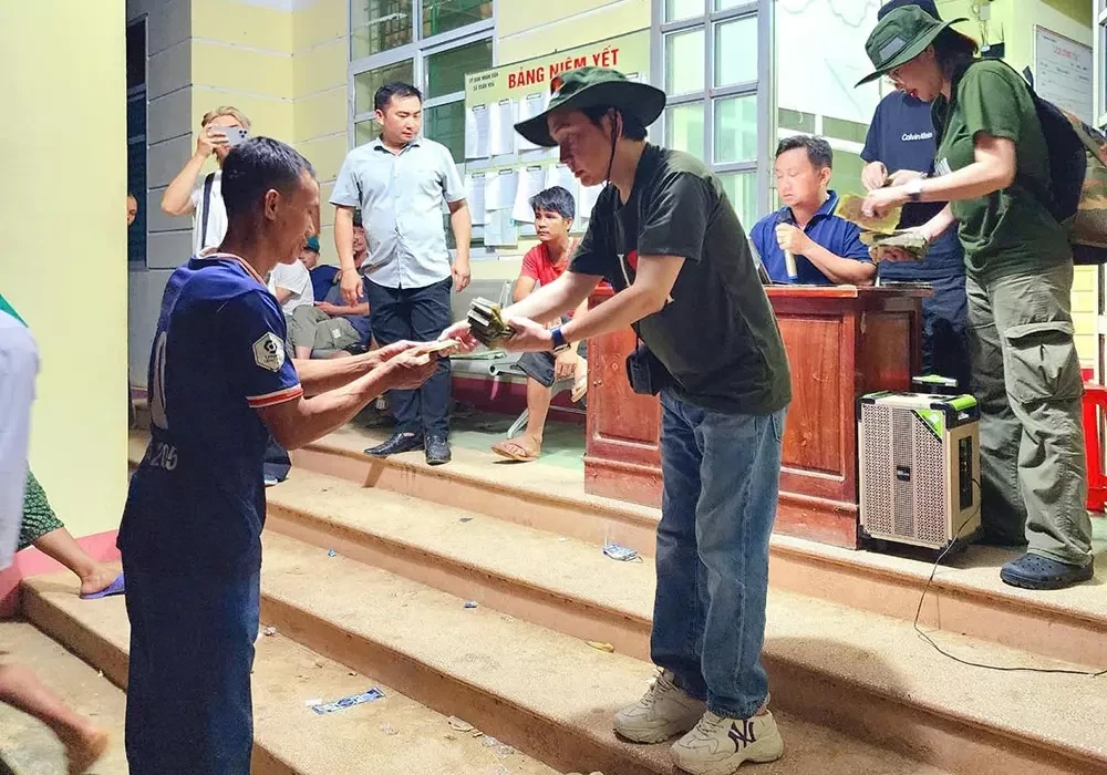 Vũ Luân - Phương Lê lên Lào Cai cứu trợ, có hành động khiến ai nấy tấm tắc khen - Hình 4