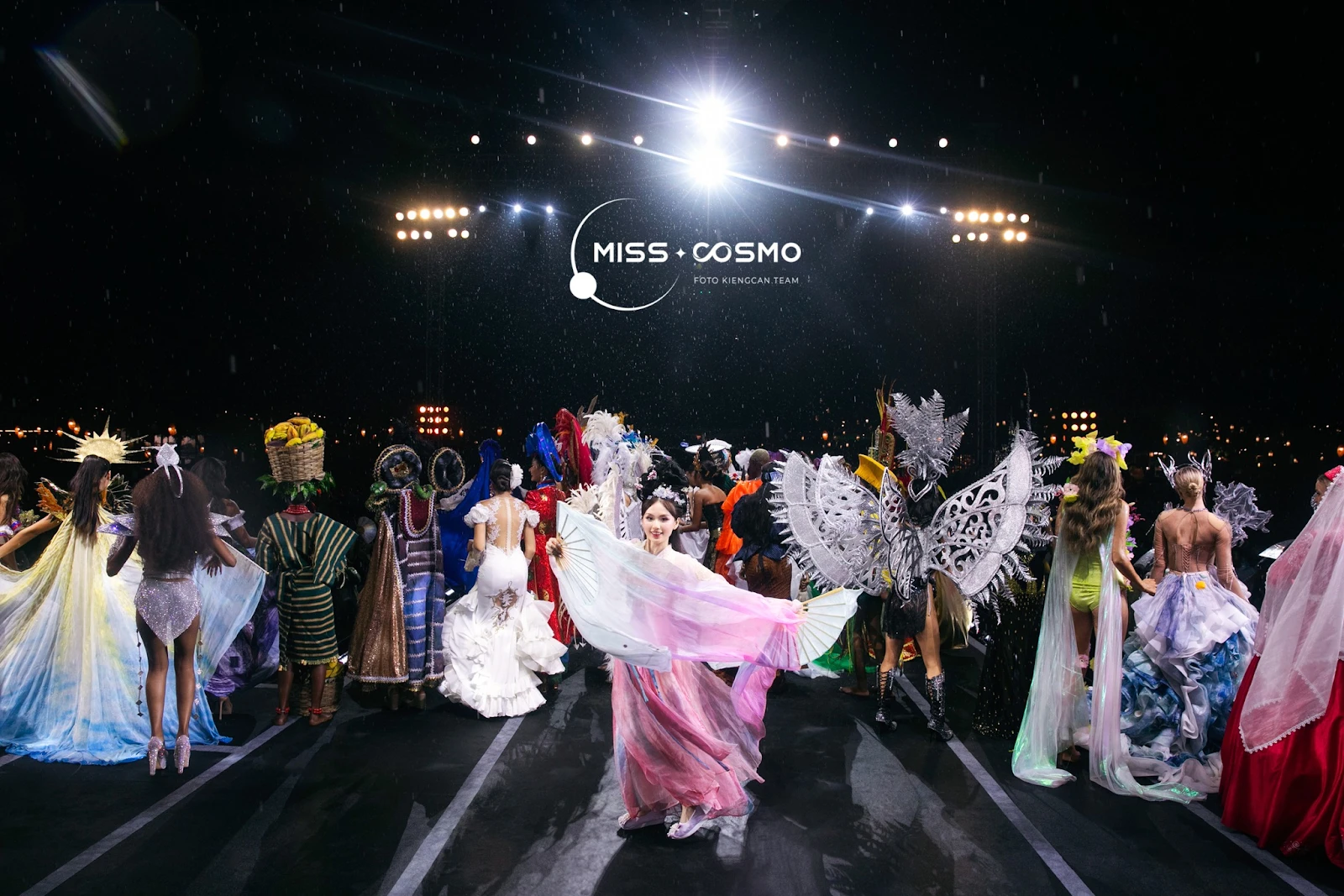 Miss Cosmo 2024: Mãn nhãn đêm thi Trang phục Dân tộc, Xuân Hạnh gây bão - Hình 3
