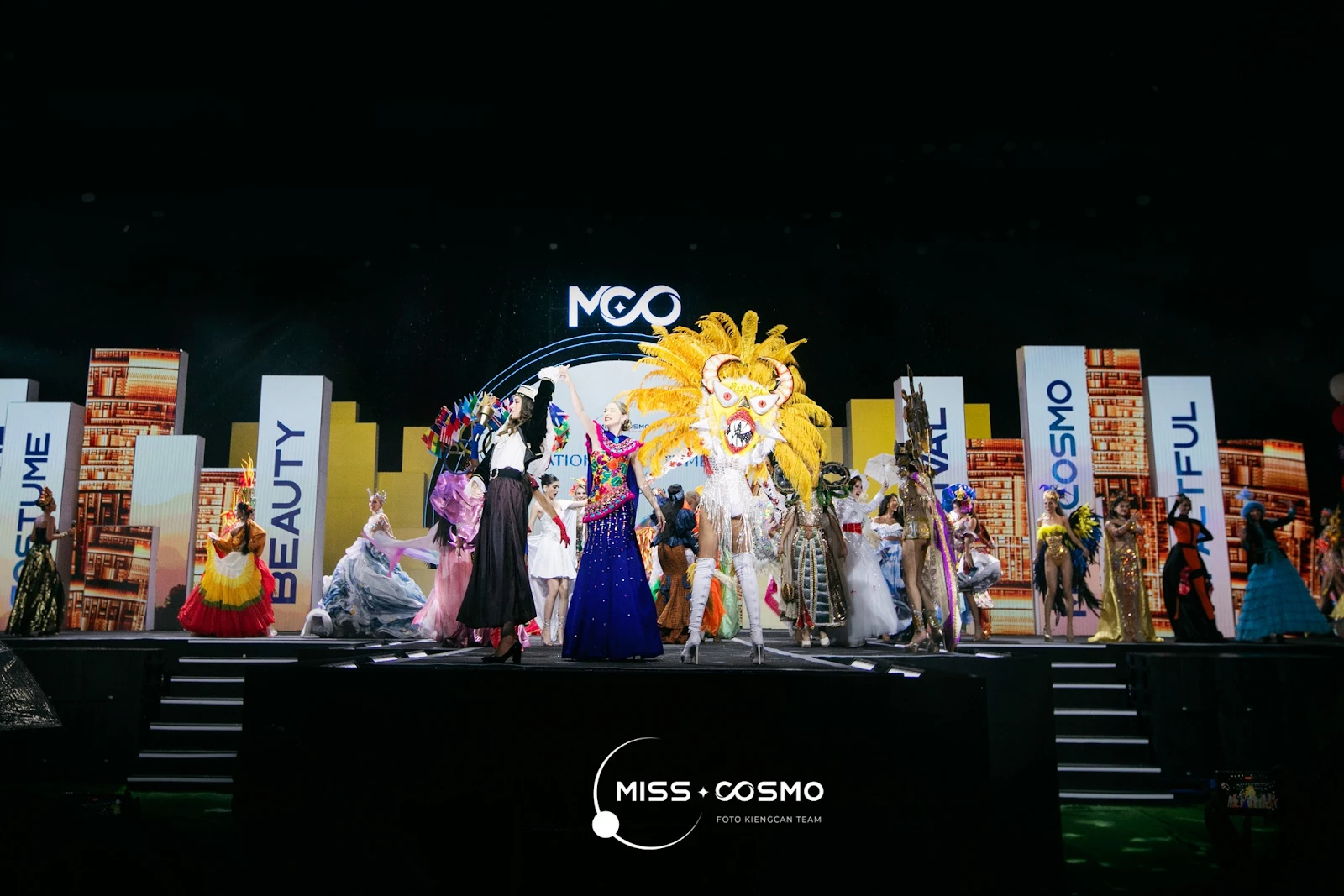 Miss Cosmo 2024: Mãn nhãn đêm thi Trang phục Dân tộc, Xuân Hạnh gây bão - Hình 1