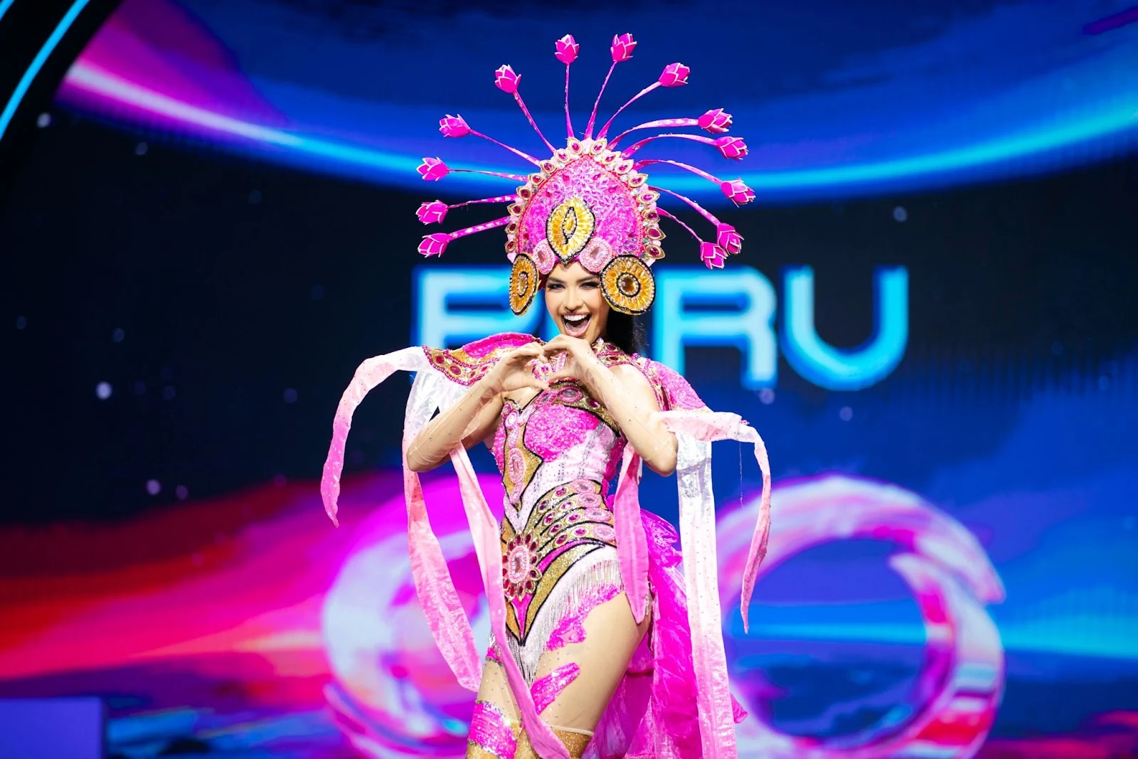 Miss Cosmo 2024: Mãn nhãn đêm thi Trang phục Dân tộc, Xuân Hạnh gây bão - Hình 6