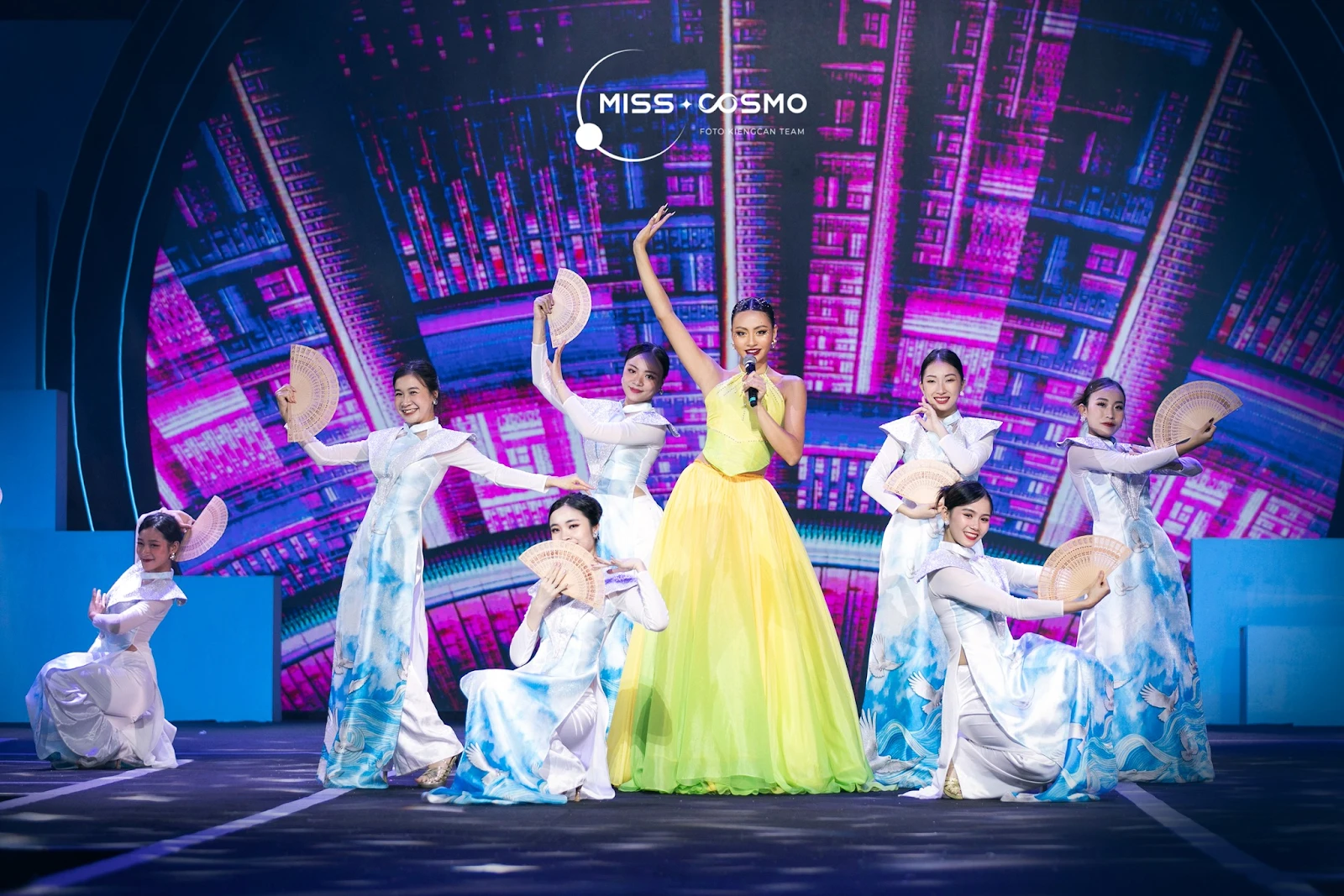 Miss Cosmo 2024: Mãn nhãn đêm thi Trang phục Dân tộc, Xuân Hạnh gây bão - Hình 5
