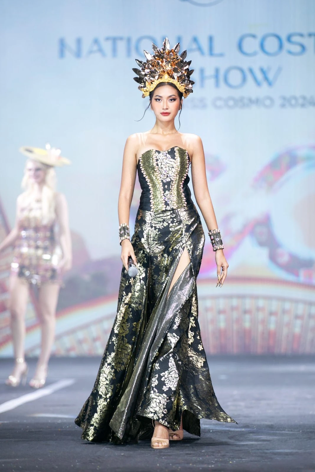 Miss Cosmo 2024: Mãn nhãn đêm thi Trang phục Dân tộc, Xuân Hạnh gây bão - Hình 7