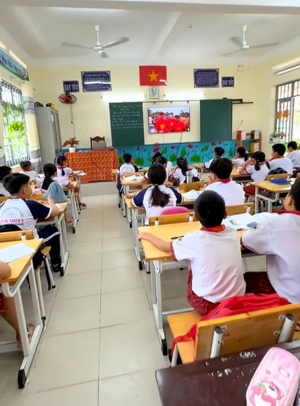 Quang Linh Vlogs được cô giáo tiểu học mang vào bài dạy, học sinh hỏi đúng 1 câu - Hình 3