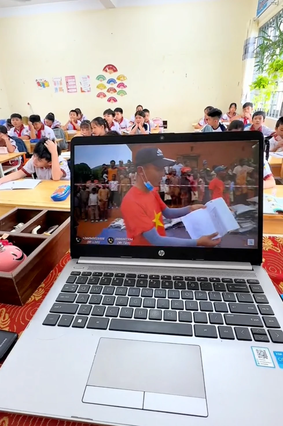 Quang Linh Vlogs được cô giáo tiểu học mang vào bài dạy, học sinh hỏi đúng 1 câu - Hình 1