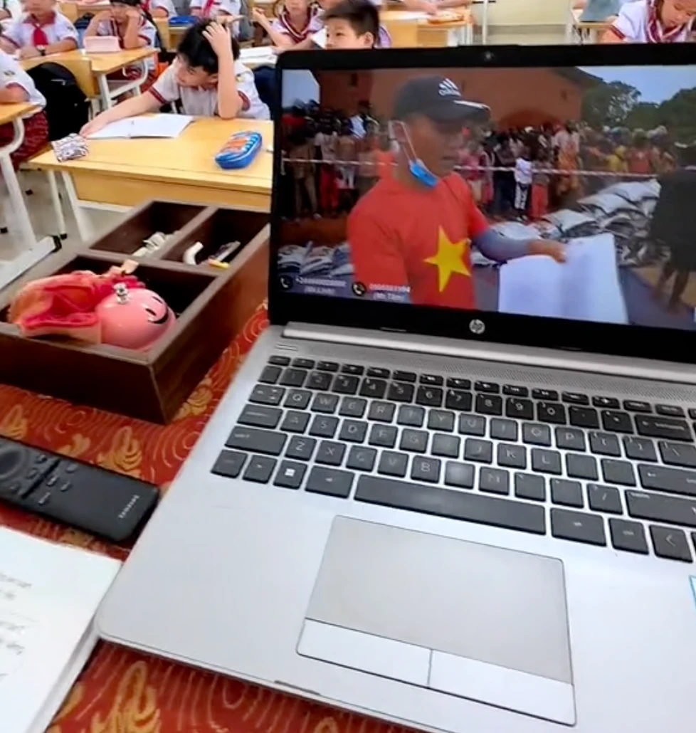 Quang Linh Vlogs được cô giáo tiểu học mang vào bài dạy, học sinh hỏi đúng 1 câu - Hình 2