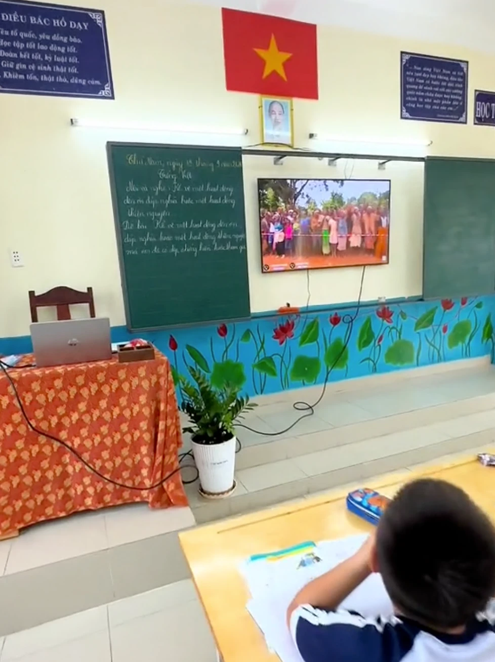 Quang Linh Vlogs được cô giáo tiểu học mang vào bài dạy, học sinh hỏi đúng 1 câu - Hình 5