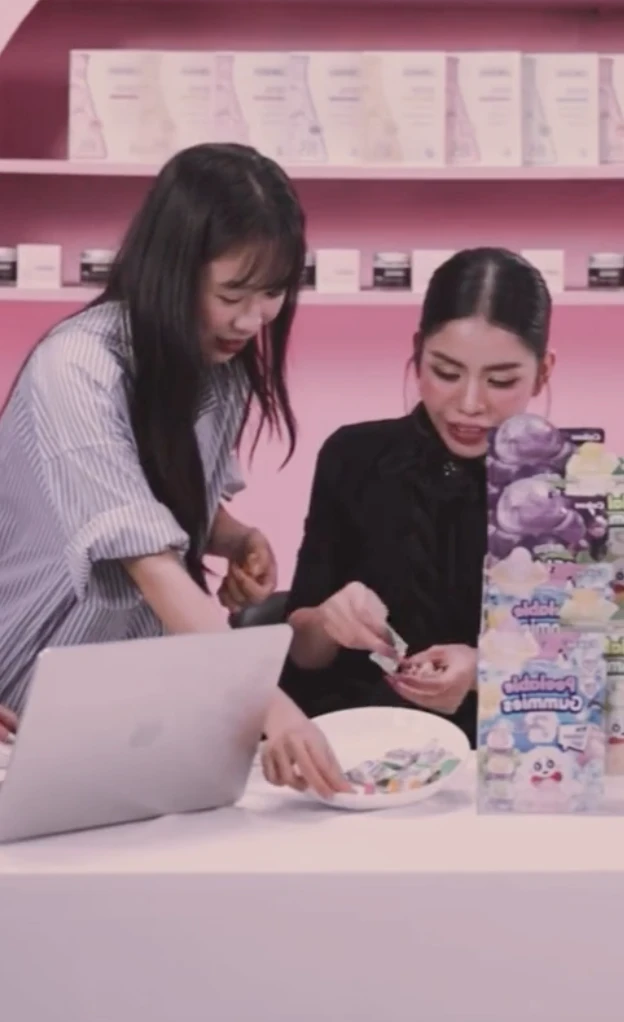 Hang Du Muc turned pale because of Ms. Nguyen Phuong Hang, mentioned her name on livestream. - Photo 2