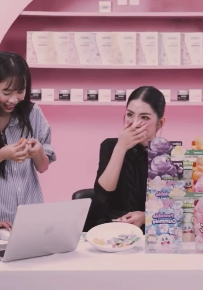 Hang Du Muc turned pale because of Ms. Nguyen Phuong Hang, mentioned her name on livestream. - Photo 4