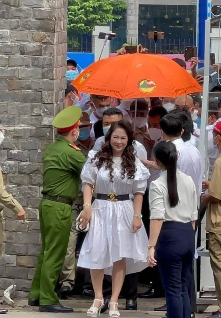 Hang Du Muc turned pale because of Ms. Nguyen Phuong Hang, mentioned her name on livestream. - Photo 1