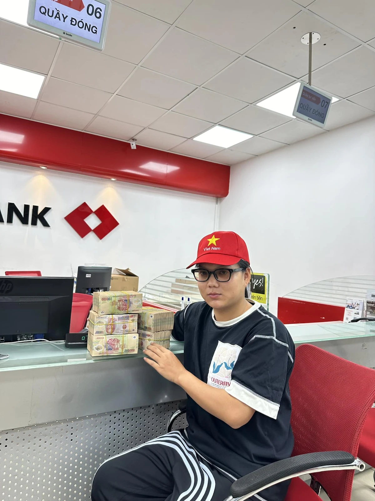 Từ thiện Làng Nủ: Hoàng Hường bị Phạm Thoại lên lớp dạy đời, nhắc nhở 1 điều - Hình 4