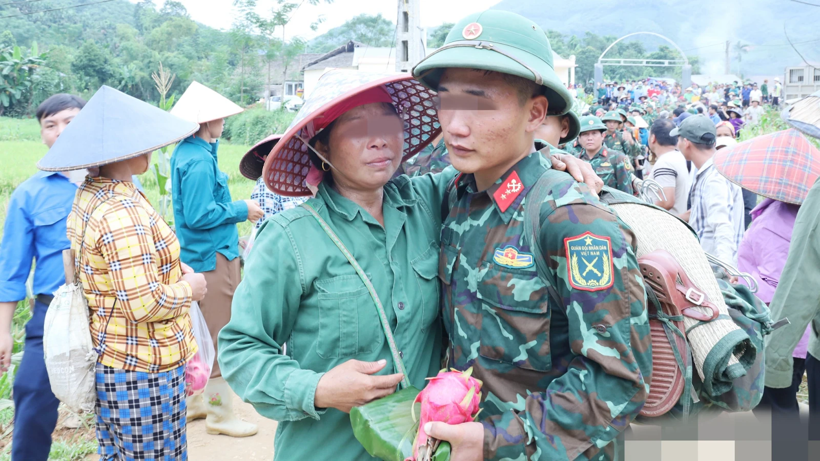 Người đàn ông mất cả GĐ nói lý do bật khóc, ôm chia tay chiến sĩ rời Làng Nủ - Hình 2