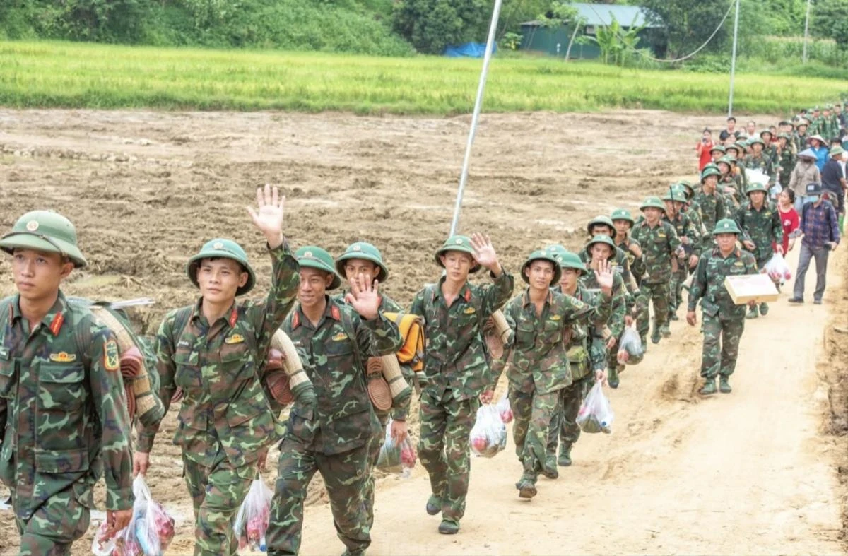 Người đàn ông mất cả GĐ nói lý do bật khóc, ôm chia tay chiến sĩ rời Làng Nủ - Hình 1