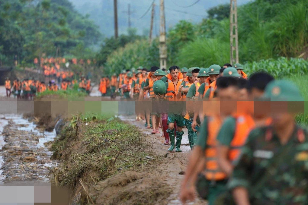 Người đàn ông mất cả GĐ nói lý do bật khóc, ôm chia tay chiến sĩ rời Làng Nủ - Hình 3
